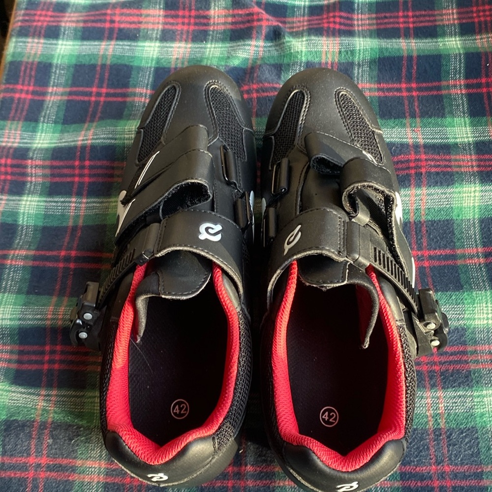Size 42 Peloton bike shoes